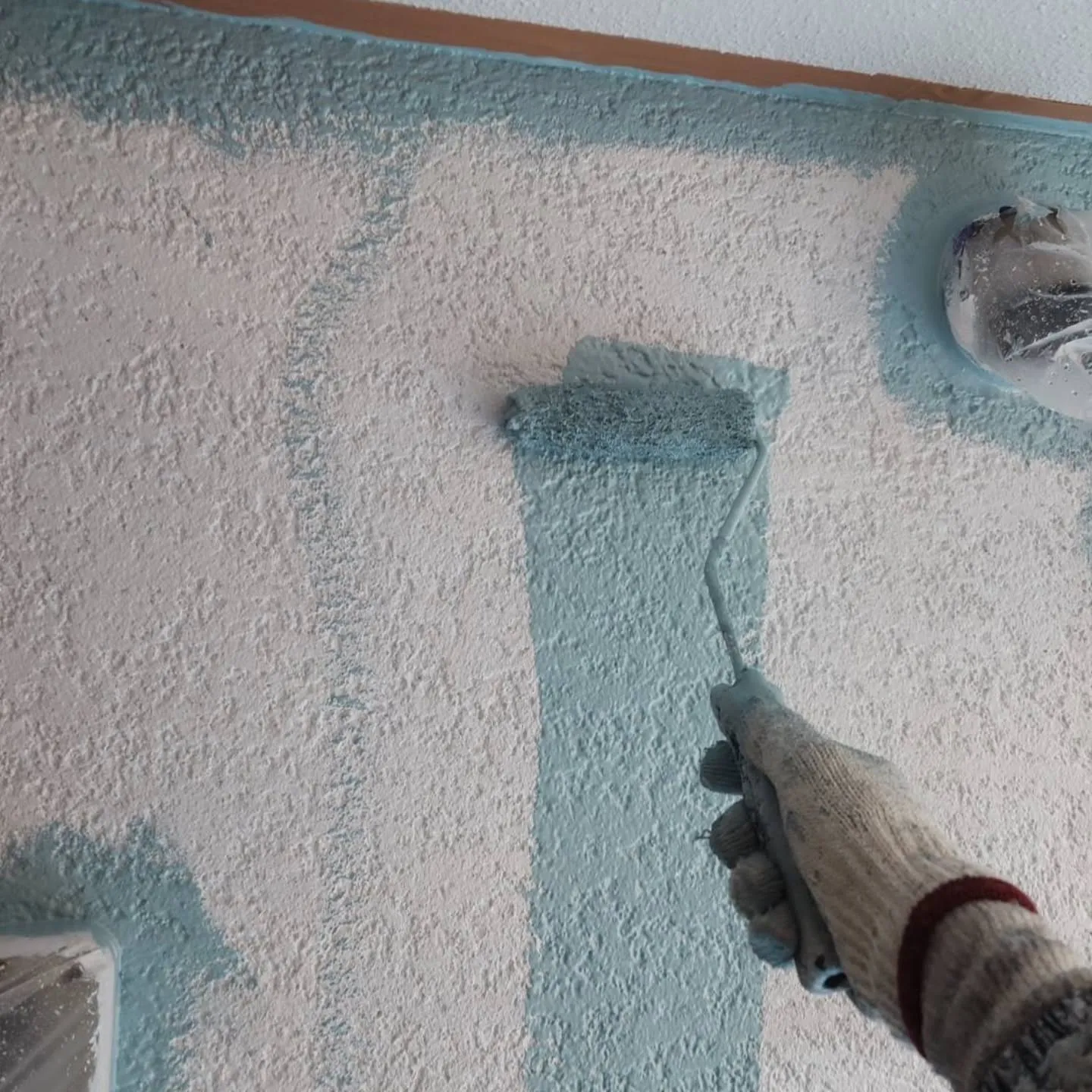 本日は大阪市内で外壁塗装の施工中です!